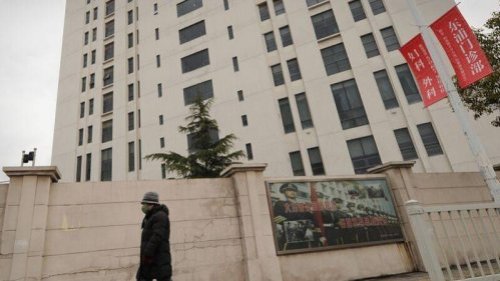 美国资安业者“火眼”（FireEye）旗下品牌麦迪安19日表示，至少有2个中国黑客(骇客)组织，透过恶意软体渗入私人企业虚拟私人网路（VPN）入侵美国国防产业的电脑网路，其中一个黑客组织据信听命于中共官方指挥。 