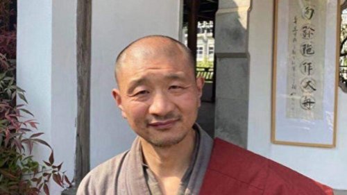 南京市兜率寺33名僧人，实名举报南京市宗教局官员包庇假和尚嫖娼、涉毒，并打压举报人。引起舆论关注。
