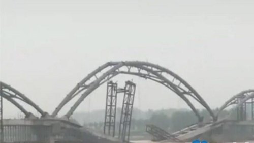 周日（25日），中国河南洛阳市宜阳县一座正在修建中的大桥坍塌。从网上传出的视频可见，大桥上部钢架结构已变形，桥面垮塌。官方称，这是水位上涨、水势过大遭成的。但有网民对官方的说辞表示不可思议。