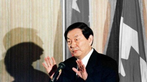 清华大学经管学院新楼落成仪式24日举行。中共前总理朱镕基“露面”，为新楼落成作出批示。但有分析人士发现，朱镕基继温家宝之后的“露面”，遭到封杀。而在5天前，习近平清华考察，提出要大学生“又红又专”。引起热议。