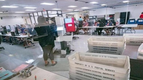 亚利桑那州审计马里科帕县（Maricopa County）2020年大选中210万张选票期间，民主党籍州务卿霍布斯（Katie Hobbs）曾以“违规”试图阻止审计并要求司法部门介入调查，遭到州总检察长布鲁诺维奇（Mark Brnovich）的拒绝。