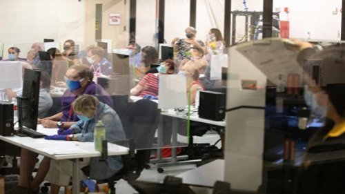 亚利桑那州审计马里科帕县（Maricopa County）2020年大选中210万张选票的工作，因民主党的诉讼介入不断出现变故。4月26日（周一）早上，亚利桑那州共和党主席沃德（Kelli Ward）在推特上更新消息：审计工作仍在继续。 