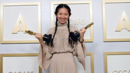 赵婷是首位获得奥斯卡最佳导演奖的华人女性，但她却因为八年前说的一句话，遭到中共全网封杀。法媒认为，对赵婷的审查，透露出北京高层的恐惧感，与其审查遮蔽，习近平倒不如亲自打电话向赵婷祝贺。 