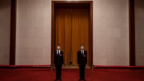 习近平上台后，中共红二代越来越不被重用及被边缘化。近年来，多名红二代被判重刑，凸显习与红二代之间的裂痕。多方报导显示，红二代们对习存在不满与恐惧。 
