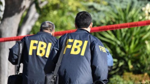 美国联邦调查局（FBI）的几名特工周三（28日）突袭了前纽约市长朱利安尼（Rudy Giuliani）在纽约曼哈顿的公寓和办公室，并没收了多个电子设备。福克斯新闻主播卡尔森（Tucker Carlson）就此提出质疑：为何“林肯计划”（Lincoln Project）提前获得情报？ 