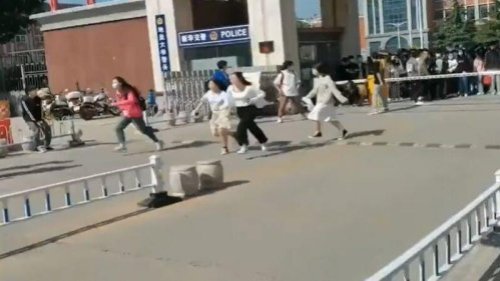 大陆五一放长假，河北地质大学却以中共病毒疫情为由禁止学生离校。5月1日，该校上百名大学生强行冲破封锁，冲出校门，当时的现场视频在网路上引发热议。 