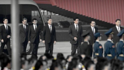 2022年二十大换届前夕，中共政坛从地方到中央的卡位战会越来越激烈。近日外界给中共高层“算命”，预测习近平将会连任，李克强可能转任人大委员长，作为退位前的过渡。其他常委和政治局委员的命运也各有解读。 