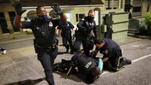  去年“黑命贵”（BLM）运动掀起反警浪潮后，美国一些州开始大幅削减警方预算，或出台一些针对警察的苛严政策，导致警察在执法时处处受限、动辄得咎，许多警察因此萌生退意。日前有美媒报导称，全美范围内的警察正以创记录的速度离职，全国犯罪率将继续飙升。 