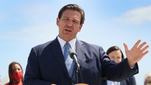  佛罗里达州州长罗恩‧德桑蒂斯（Ron DeSantis）周四（5月6日）签署一项共和党发起和支持的新的投票法，为本州投票箱和邮寄选票增加了一些强有力的限制措施。白宫随即做出回应。
