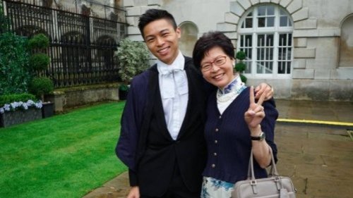 林郑月娥去年被美国制裁后，在美国的次子林约希低调返港。当时媒体称，这与美国制裁有关。但有港媒7日称，林约希已获得美国斯坦福大学聘用，今秋起出任博士后研究员，或最迟明年需回到美国。 