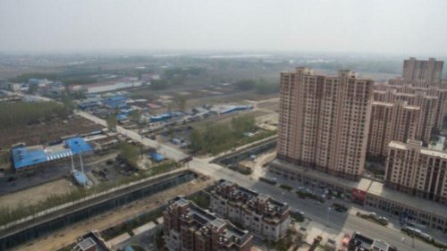 中国（中共）一家权威研究机构发布的中国房地产企业排行榜显示，今年前3个月，在拿地面积和金额的前10强企业中，大多数是国企。有媒体指出，中共当局对民企融资圈地作出了严格限制，却放任国企抢占地产市场。房地产民营企业难以和国企竞争，前景黯淡。 