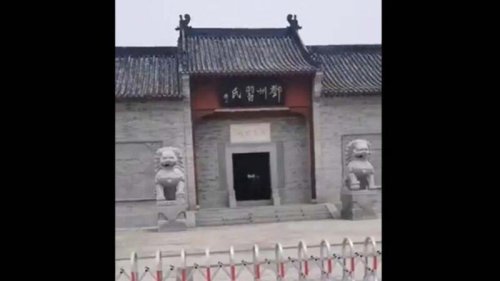 日前网传一段视频，展示了河南邓州习营村习家宗祠大门外的景象。早前港媒曾报导，这是习近平祖籍所在地，当地政府征地千余亩，每年投入巨资打造宗祠，虽然习家不让张扬，但地方官继续拨款扩建。 