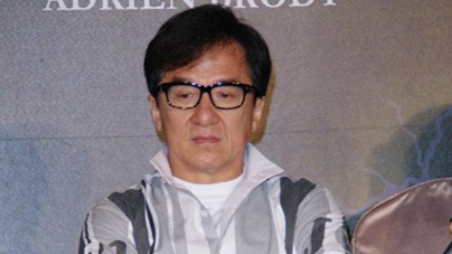 香港导演黄志强与香港艺人成龙曾在拍摄的过程中发生分歧。他因看不惯成龙，早年专门拍了一部电影《鼠胆龙威》讽刺成龙，结果影片上映后票房意外大卖。 