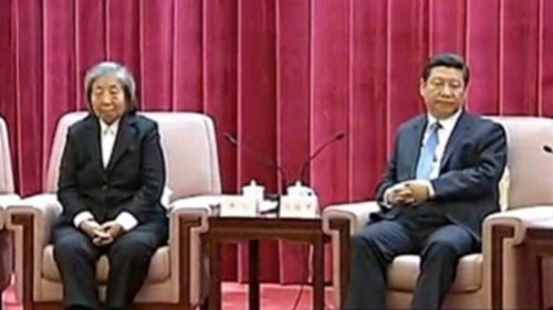  5月9日是母亲节，央视特别报导了关于习近平和母亲齐心的故事。由于这个节日缘于美国，而中共近年来一直禁止过洋节，有网民质疑，高层为何过洋节？还不少人想起温家宝忆母文章被删一事。 