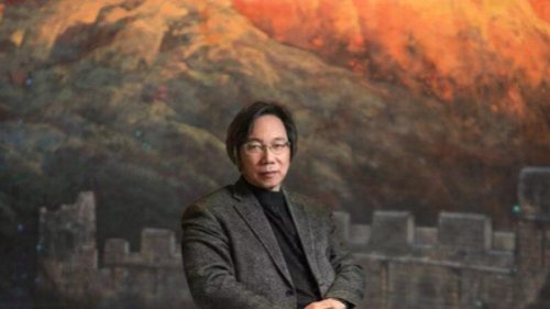  《新京报》原社长戴自更早前被带走调查。近日北京市第一中级法院公布的裁定书显示，他涉嫌受贿案已判决。同时，《新京报》2014年的一张头版截图传出，内容是有关习近平的报导中，配以身穿清朝服饰的皇帝驾到相片。疑与戴自更被查有关。 