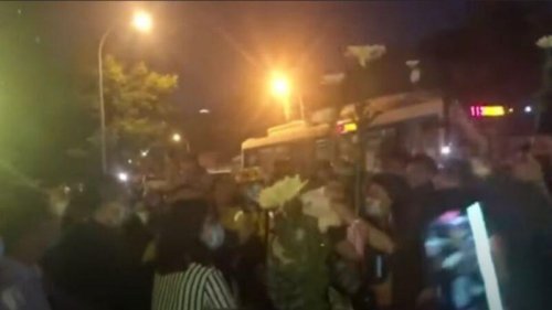 中国四川成都市一名高中生在校内蹊跷坠亡，校方和警方均称其“轻生”，但对孩子轻生的原因却未作说明，加上事发当天学校处理方式存在诸多可疑之处，引发公众的强烈不满和抗议。当局遂出动大量网军抹黑死者和抗议民众，并竭力甩锅“境外势力”。 