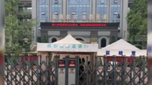 四川成都市第49中一名高中生在校内离奇坠楼身亡。官方11日通报排除刑事案件，并声称家属无异议，引发死者亲友和民间要真相的抗议活动，最终受到警方镇压。事件中有多人受伤及被捕，当局启动维稳，并惊恐的将事件形容为“颜色革命”。