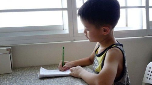 中国义务教育阶段补习班正在进行“营转非”转型，各地方政府为补习机构制定的补习费用“指导价”也陆续公布出来。迄今最低收费标准为海南省规定的每人每堂课仅5元（人民币，下同）。中共地方政府对教培行业变相“清零”问题引起外界关注。