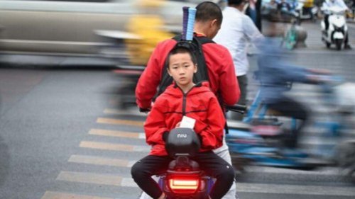 中共2020年人口普查数据尽管经过长达半年的“美化”，依然难掩人口危机。除了老龄化趋势明显，普查数据中男性比女性多出3490万人。官方宣称其中只有一半是适婚人口，但不敢回应是否许多人“找不到老婆”。 
