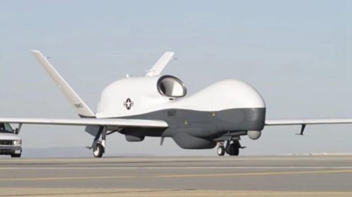  美国海军的MQ-4C“海神”无人侦查机，与空军的RQ-4“全球鹰”高空无人侦察机，首次部署在日本。美日双方均表示，此举是加强两国的军事监测侦查能力，以应对中共频繁的海上威胁。 