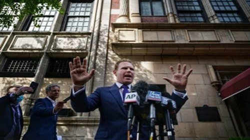 前纽约市市长鲁迪‧朱利安尼（ Rudy Giuliani）的儿子安德鲁‧朱利安尼（Andrew Giuliani）周二（5月18日）正式宣布竞选纽约州州长。他表示，这将是一场世纪之战，他将为使纽约州成为全美“最伟大”的州而战。 