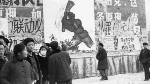 1966年的5月16日，中共中央颁布的《五一六通知》标志着长达十年的文化大革命的开始。学者观察，这场造成至少上百万中国人死亡的浩劫，在五十五年后的今日中国，正在被以一种扭曲的方式重新定义。 