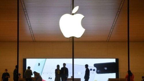 为了迎合中国市场，美国科技巨头苹果公司（Apple Inc..）把北京不喜欢的内容从应用程式下架，并配合中共的《网络安全法》，把用户的数据交给中共。同时，苹果中国版APP还自动下架5万多款应用程式。