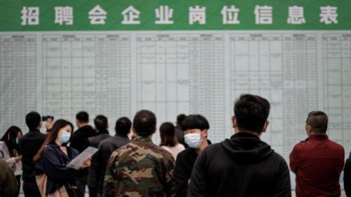中国大陆今年的高校毕业生达909万，再次打破历史最高纪录。2020年高校毕业生也创新高（874万），又适逢疫情爆发，毕业生就业非常困难，被媒体形容为“地狱难度”，今年毕业生同比增加35万，而疫情尚未结束，找工作就更艰巨了。但另一方面，中国制造业却面临用工荒的困境。 
