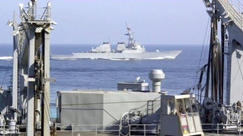 美海军阿利•伯克级导弹驱逐舰“科蒂斯•威尔伯号”（USS Curtis Wilbur DDG-54）18日高调穿越台湾海峡，同时有大批军机现身，为军舰提供情报支援，震慑中共意味明显。然而中共仅对美军的高调举动表示“坚决反对”，并未有其他军事动作。 