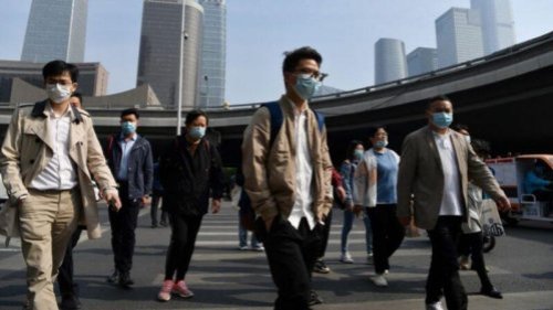 在中国有些年轻人，他们不想继续充当有权有势者赚钱的工具，不愿意继续过勤勤恳恳却报酬凉薄的日子。他们开始主动降低自己的生活欲望，不买房、不买车、不结婚、不生娃、不追名逐利，甚至不消费，只维持生存最低标准， 只做最低限度的工作，其余的日子“躺平”，做自己想做的闲事。