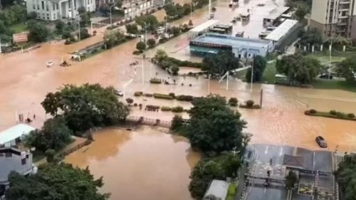 近日，中国南方广东、广西、江西等省市多地遭遇大暴雨袭击，引发水灾、洪灾，多个城市被水淹，再现“都市看海”模式。其中，广东韶关、清远灾情严重，经济损失近10亿元（人民币，下同）；江西省则有10.2万人受灾，经济损失有待后续统计。 