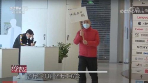 中共治下民怨沸腾，当局“维稳保政权”的惯性思维，俨然已将所有民众视为潜在的敌人。日前中共央视播放北京公安和企业联合“反恐”演习的场面，“恐怖分子”竟然设定为讨薪工人。网友质疑，这是否在公开恐吓维权人士。 