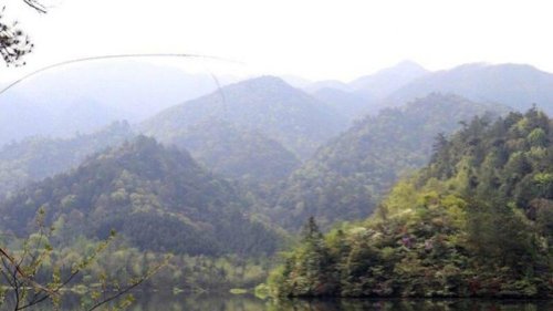 中共武汉市汉阳区政府在黄冈市某深山野外设置一所黑监狱，无限期关押进京访民。近期，访民丁建兵从北京被截回后，被带往该处时曾发出卫星定位图，显示在该黑牢附近。 
