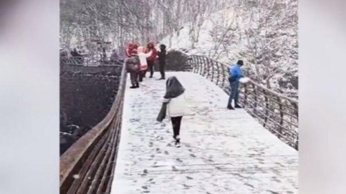 5月25日吉林多地降雪，四川若尔盖县城也漫天飞雪。已接近夏天，如此天象变化令网民热议。四川成都则突然天黑。 