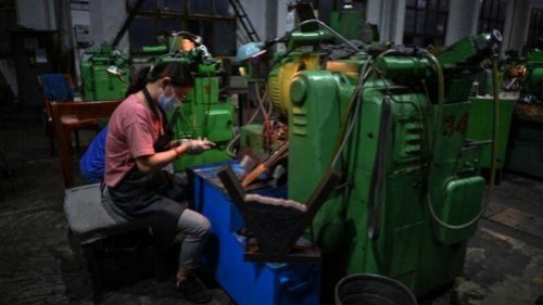 针对钢铁类等大宗商品价格持续上涨，中共总理李克强多次喊话维稳，但大宗商品价格仍居高不下。由于原材料上涨，中国一些企业被迫关厂、减产、减薪，引发舆论关注。 