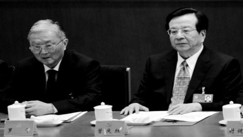 中国“杂交水稻之父”、中国工程院院士袁隆平病逝后，中共17名前常委集体现身袁隆平遗体告别式悼念名单。有人盘点悼念名单，发现独缺前常委、前政法委书记罗干。鉴于罗干多次行踪成谜，并被传病危。有分析认为，罗干或已出事。 