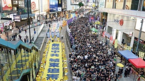 河北省唐山市公安局非法绑架了26名法轮功学员，警察们上梯子，爬墙进入法轮功学员家，非法抄家。法轮功学员刘素君的车被中共非法卫星定位跟踪。 