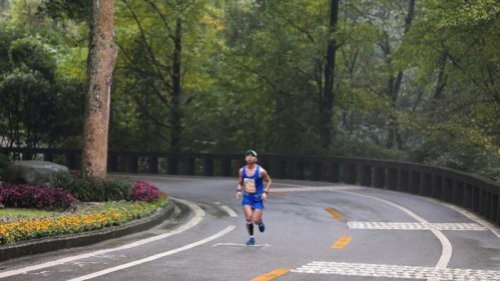  5月22日，甘肃白银市百公里马拉松越野赛有21名参赛者惨死，引发舆论关注。次日，广东珠海市一场15公里越野训练赛又有人死亡。一名澳门男子比赛中失联，24日凌晨被发现死于山区。 