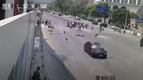 中国大连市22日发生一名男子开车冲撞人群事件，所造成的死伤人数目前已上升至5死5伤。据警方通报，嫌犯不是精神病人，开车撞人时未醉酒，头脑清醒，其犯罪动机是因投资失败而报复社会。此案性质极其恶劣，引发中国网友热议。 
