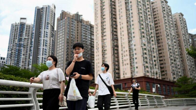 广州疫情迅速向外扩散，日前，佛山市一家三代被确诊，其中包括1岁的婴儿。官方警告说，本次中共病毒疫情传播更快更强。