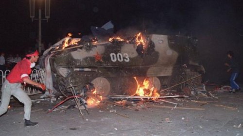 1989年6月4日凌晨，当全副武装的士兵乘坐着装甲车，在长安街上疯狂冲撞碾压试图阻拦军车的民众时，聚集在天安门广场上和平请愿的人群，还不知道一场血腥的大屠杀已经开始。