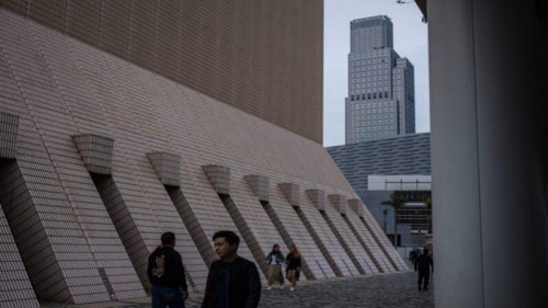 “躺平”一词近期火爆中国网络，表现出大陆年轻人不愿再背负风险和债务的绝望生活态度。与此同时，中国股市也是雪上加霜。有专家发现，1729家上市公司也躺平了，它们选择走向边缘，甚至有的已经坠崖。 