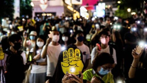 2021年的6月4日是中共“六四大屠杀”32周年，也是港版国安法实施后的首个六四。港府如临大敌，出动7千警力，封闭维园和中央草坪，并出动水炮车，在各区截查民众和车辆，围城阻止市民悼六四，然而，港人悼念活动仍遍地开花。 