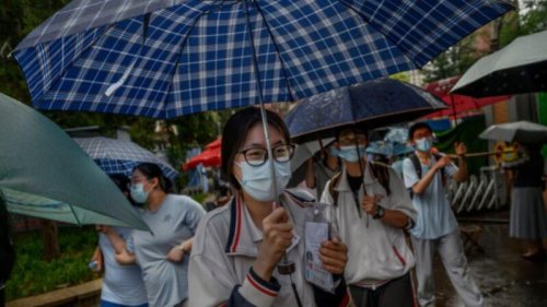 多年来中国的全国统一高考都安排在每年的6月7日和8日进行。今年与往年有所不同，不但有部分省市将采取所谓“3+1+2”的新模式进行高考，还有省市决定，考试结束后将不再对外公布考题和答案。该作法引发中国网民的强烈质疑。 