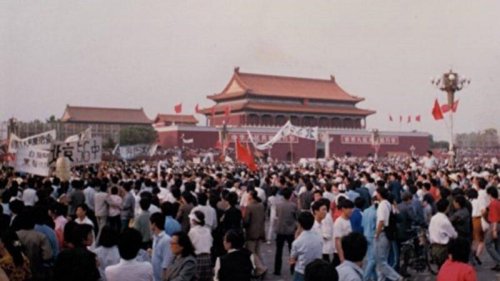  1989年4月15日，被誉为“改革派”的胡耀邦逝世，引发学生悼念，从4月中下旬开始，大批的学生和民众不断从各地赶到北京，希望与政府对话，表达诉求：反官倒，反腐败，争取民主。 