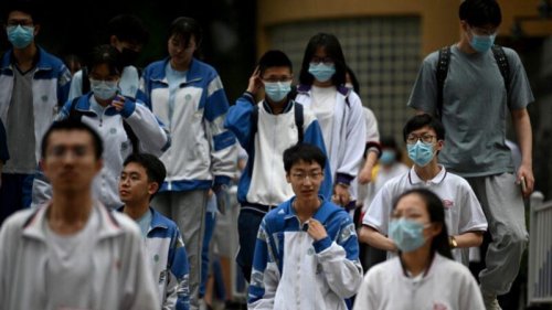 2021年大陆高考7日正式开始，全国共有1,078万人报考。 由于适逢中共建党百年前夕，北京严阵以待，出动逾6,000名警力维稳，考生进考场前需要进行人脸识别。据称，今年作文题都与中共建党有关。专家认为，中共是利用高考强化政治洗脑。 