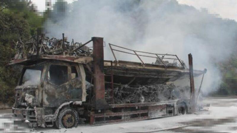 贵州黔西市一高速路口12日发生一起大货车起火事故，车上拉载着的88辆电动车全部烧毁。视频显示，整个货车被大火包围，现场浓烟滚滚，所有的电动车都烧的只剩车架。 