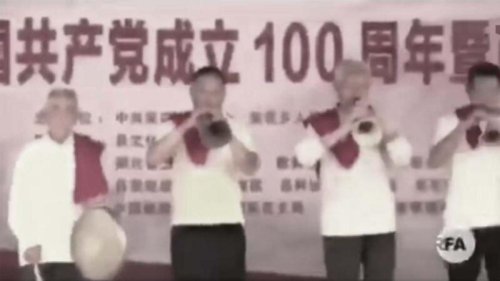 今年中共上上下下都在忙着所谓的“七一百年党庆”，各种宣传活动闹剧百出。日前网上传出湖北省某村庄的庆祝节目视频，其中多人身穿白衣敲锣、吹唢呐，其声调和场面被网友讥讽酷似农村葬礼。 
