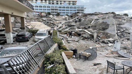 美国佛州近迈阿密海滩一栋“海景第一排”的12层楼公寓突然在人们沉睡中像“爆破拆屋”一样无预警崩塌，造成至少1人死亡、99人失联。救难人员悲观暗示：搜救现场几乎测不到生命迹象。 专家：无法解释倒塌原因！