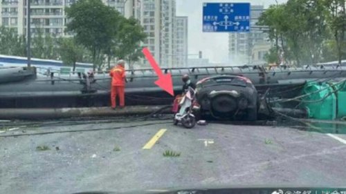 中国浙江宁波发生交通惨案。当地知名企业老板、亿万富商赵庆，开车接回国的爱女回家，轿车途经一工地时，遭遇90吨重的工地打桩机砸中，父女俩双双殒命。目前事故原因仍在调查中。